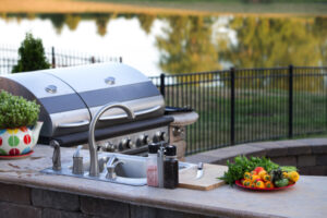 Granite Vs. Quartzite: Which is a Better Weather-Resistant Outdoor Kitchen Countertop?